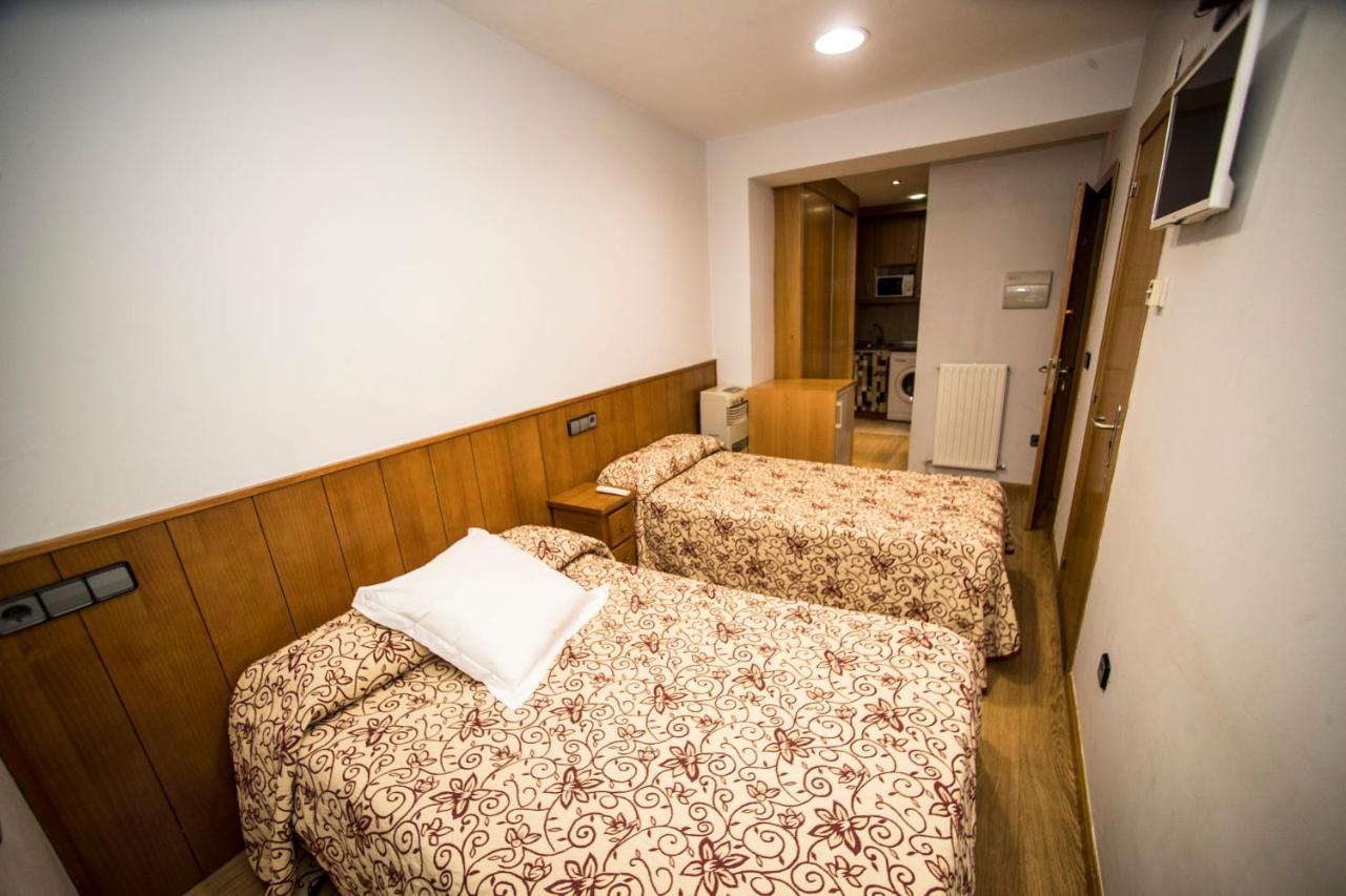Hostal Caballeros Сория Екстериор снимка