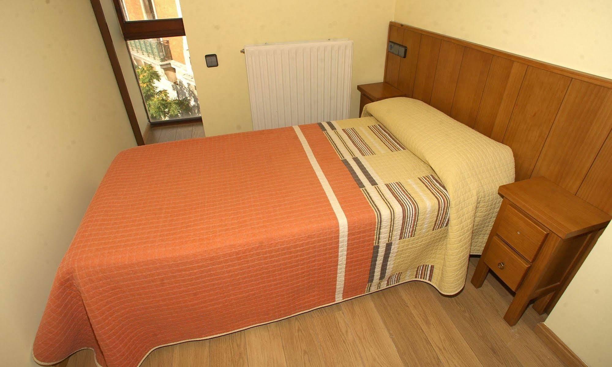 Hostal Caballeros Сория Екстериор снимка
