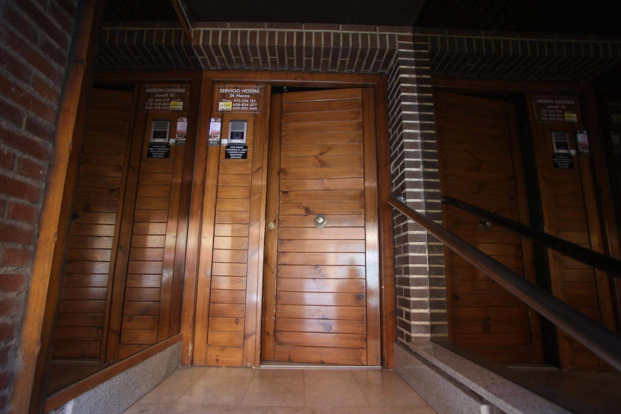 Hostal Caballeros Сория Екстериор снимка